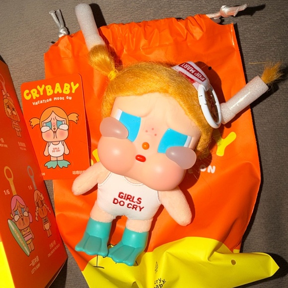 Pop Mart CRYBABY Vacation Mode On - Glug Glug - Picture 4 of 8